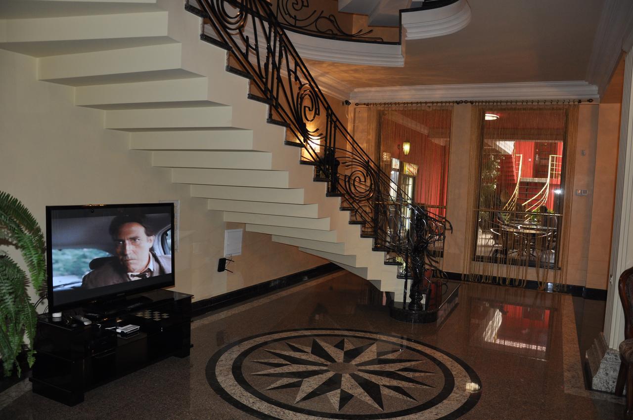 Hotel Amber Батуми Екстериор снимка